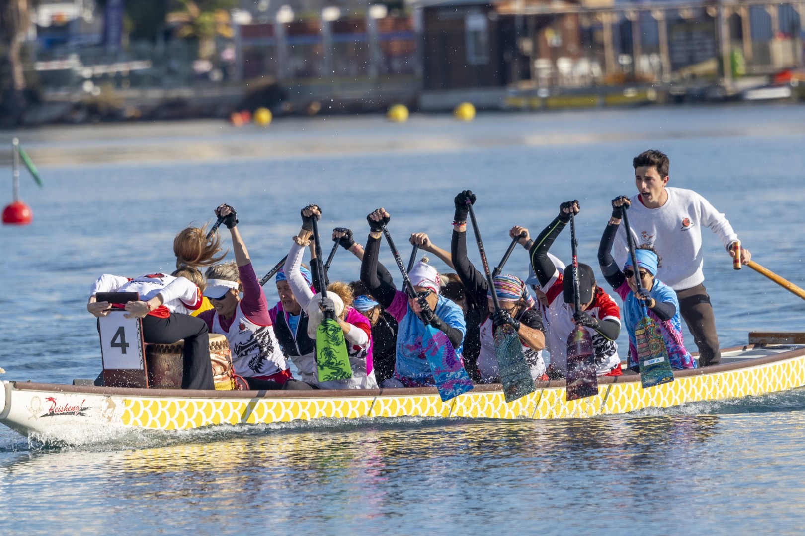 Equipo Dragon Boat RCNC en acción
